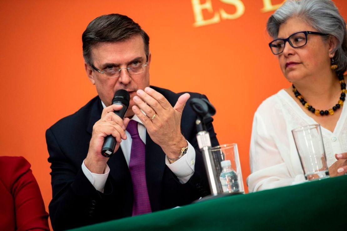 Marcelo Ebrad, secretario de Relaciones Exteriores de México, durante una conferencia de prensa en Washington, junto a varios funcionarios mexicanos (aquí junto a Graciela Márquez, secretaria de Economía) donde habló sobre los aranceles que EE.UU. le impondrá a México por la crisis migratoria hacia ese país.