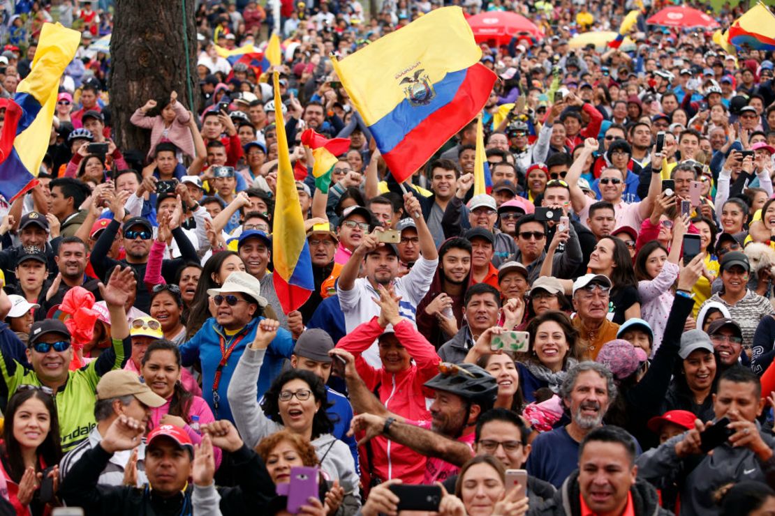 Ecuatorianos celebran en Quito, Ecuador, la victoria de Richard Carapaz, ganador del Giro de Italia 2019.