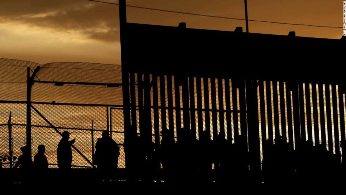 Migrantes se reúnen alrededor de un agente de la Patrulla Fronteriza después de cruzar ilegalmente hacia Estados Unidos para requerir asilo en El Paso, Texas. Foto tomada desde Ciudad Juarez, México, el 5 de abril de 2019.