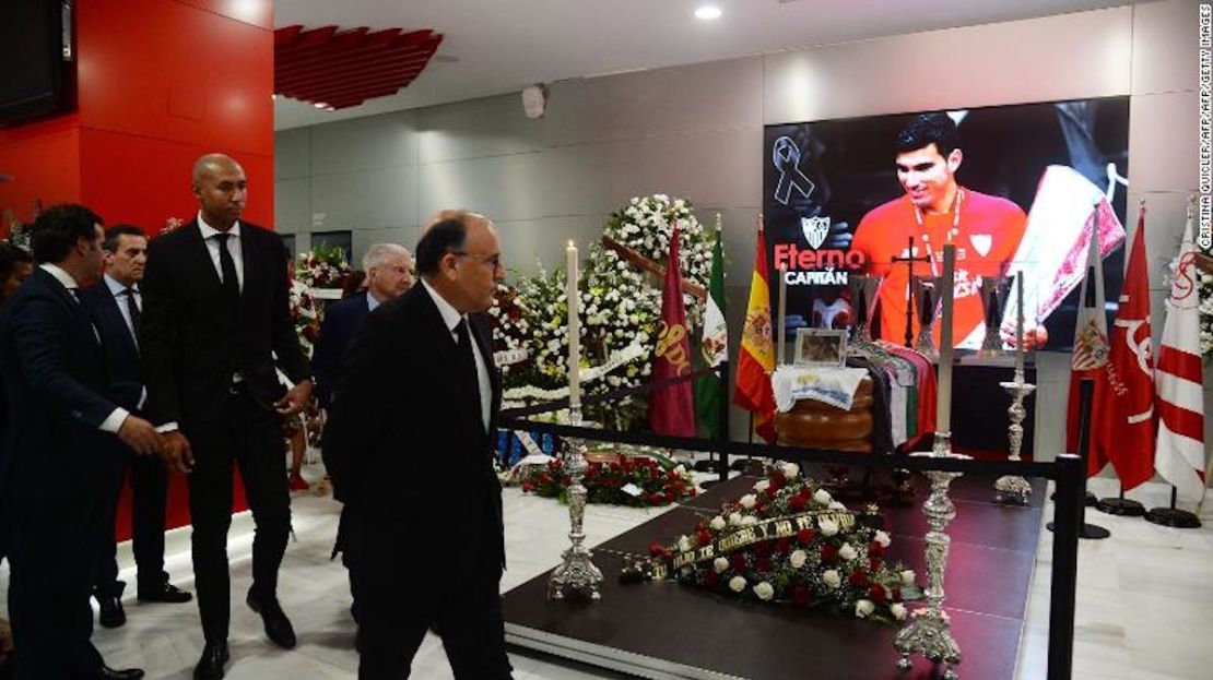 El exjugador Luisao (3L) y el presidente del equipo portugués Porto FC, Jorge Nuno Pinto da Costa (R) asistieron al funeral.