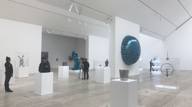 El curador de esta exposición es el italiano Massimiliano Gioni, director artístico del New Museum en Nueva York y expone más de 80 piezas provenientes de más de 30 colecciones de Europa y América.