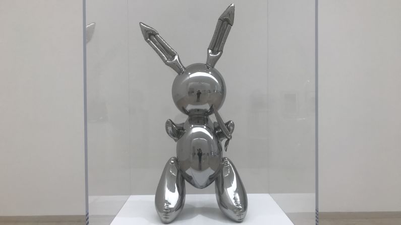 "Rabbit" de 1986 de Jeff Koons, marca un quiebre en la práctica del artista al alejarse del ready-made que caracterizaba sus obras previas. En mayo de 2019, se vendió en la casa de subastas Christie’s por 91 millones 75.000 dólares.