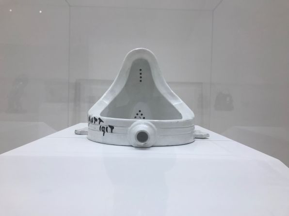 La pieza "Fuente" de 1917 de Marcel Duchamp está hecha a base de cerámica blanca vidriada con óleo negro y es considerado uno de los primeros ready-modes del artista de un objeto cotidiano.