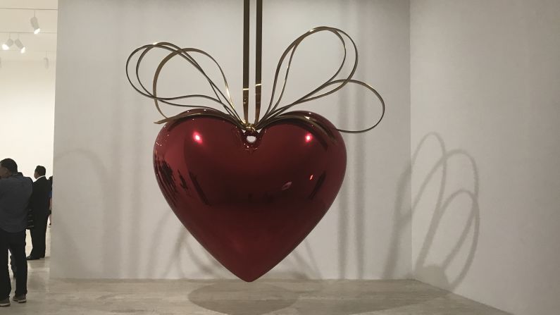 El "Corazón colgante" de Jeff Koons está hecho en acero inoxidable pulido con revestimiento de color transparente. Pesa 1.560 kilos y es una de las obras más conocidas del artista, quien tardó diez años en concebirlo y terminarlo.