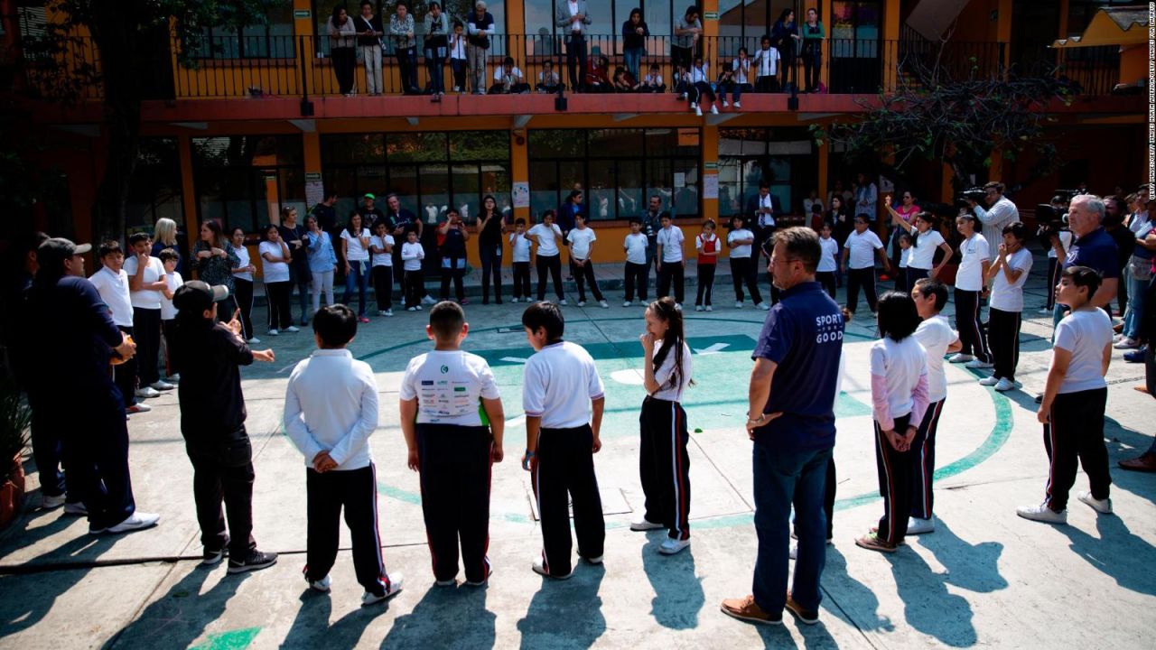 CNNE 656515 - estudiantes de nivel basico elegiran cual prenda usar