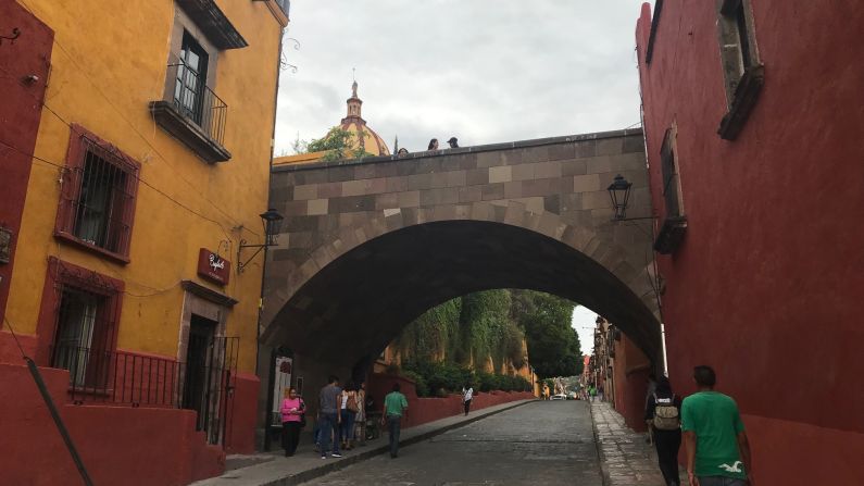 El único puente en la ciudad es el Puente de los Héroes, un homenaje de la ciudad a sus hijos que lucharon por la libertad de México.