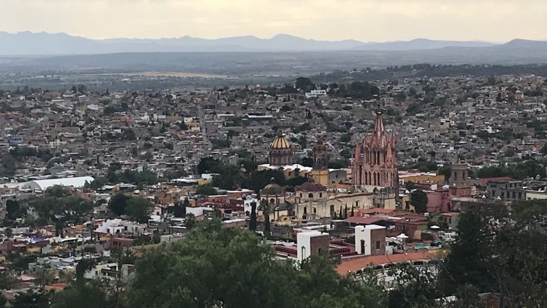 Al principio, o al final de tu visita, no te olvides de admirar la vista desde el mirador más elevado de San Miguel de Allende. Resalta la Parroquia con sus altas torres rosadas y su santuario ornamentado.