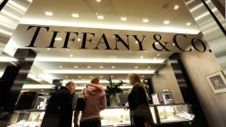 CNNE 657026 - caen las ventas de tiffany & co-