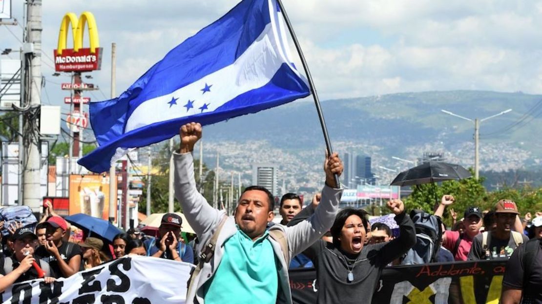 Manifestantes de los sectores de la salud y la educación en Honduras marcharon el martes en Tegucigalpa.