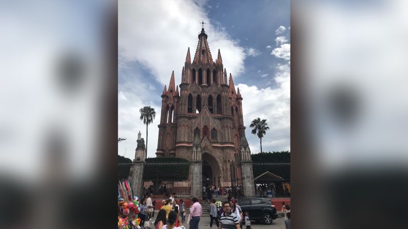 La Parroquia de San Miguel Arcángel: el ícono de la ciudad es un templo de finales del siglo. Su fachada de estilo neogótico fue diseñada por el maestro Ceferino Gutiérrez y sobrepuesta hacia 1880.