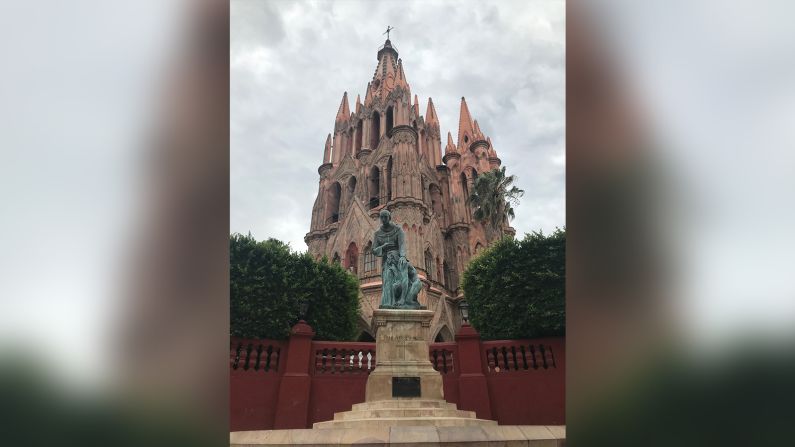 En la esquina de la Parroquia podrás ver la estatua de fray Juan de San Miguel, quien se dice fue la persona que fundó en 1542, la población de San Miguel Allende, antes San Miguel El Grande.