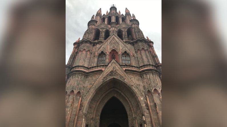 La fachada fue construida por Ceferino Gutiérrez, un albañil indígena que se basó en unos grabados de la catedral de Colonia en Alemania. La construcción inició en 1880 y terminó 10 años después.