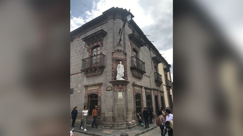 Justo a contra esquina de la Parroquia se encuentra la Casa de Allende. Esta fue la casa de Ignacio de Allende y Unzaga, quien fuera un importante caudillo y el líder e iniciador en la Independencia de México.