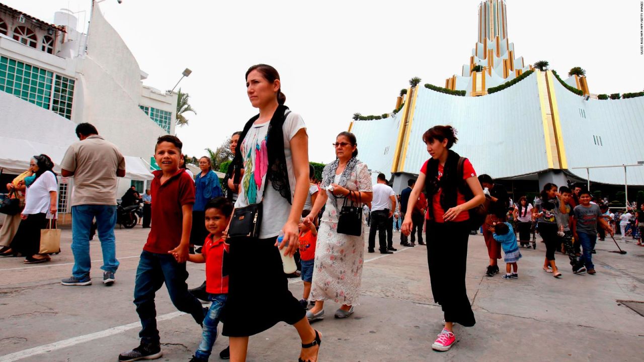 CNNE 657472 - fieles defienden al lider de la iglesia la luz del mundo