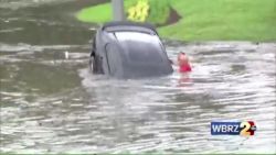 CNNE 657885 - rescatan a una mujer atrapada dentro de un auto semihundido