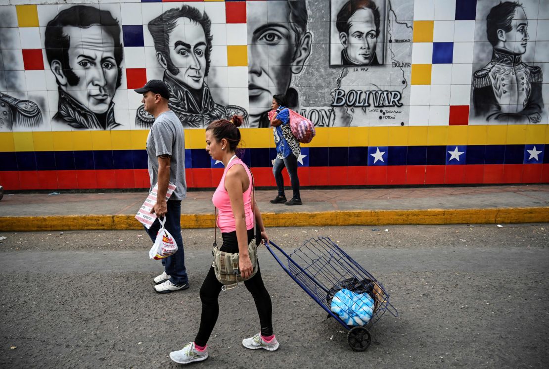 Ciudadanos venezolanos cruzan el puente Simón Bolívar en San Antonio del Táchira, estado Táchira, en febrero de 2019.