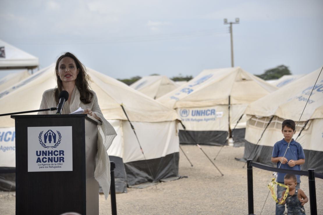 Angelina Jolie pronuncia un discurso durante una conferencia de prensa después de visitar un campamento de refugiados en la frontera entre Colombia y Venezuela.