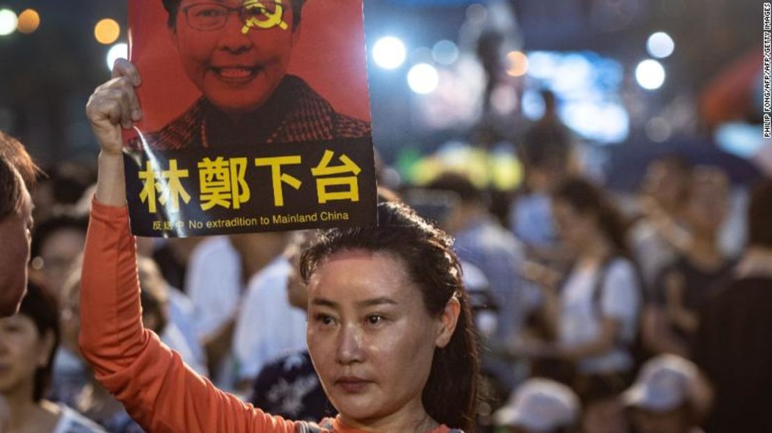 Una mujer sostiene una pancarta con el rostro de la presidenta ejecutiva de Hong Kong, Carrie Lam.