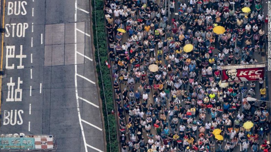 Los manifestantes participan en una protesta en rechazo a la ley de extradición propuesta el 28 de abril de 2019 en Hong Kong.