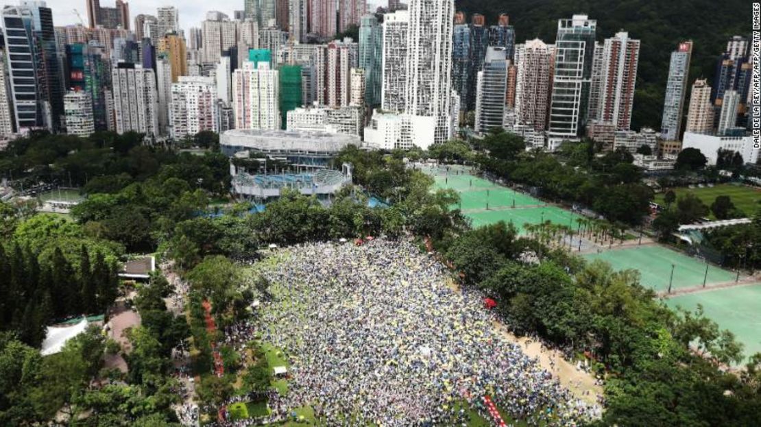 Los manifestantes agitaban pancartas y vestían de blanco, el color designado para la protesta. "¡Hong Kong, nunca te rindas!" corearon algunos.