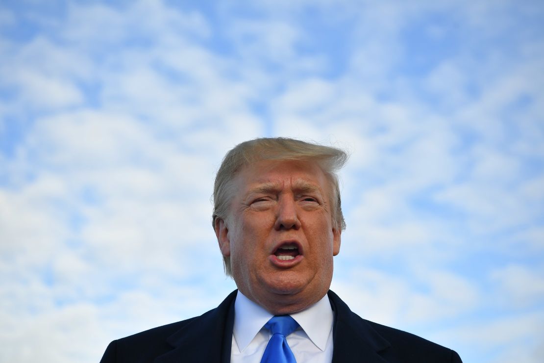 Donald Trump, habla antes de abordar el Air Force One en el aeropuerto de Shannon, en Irlanda.