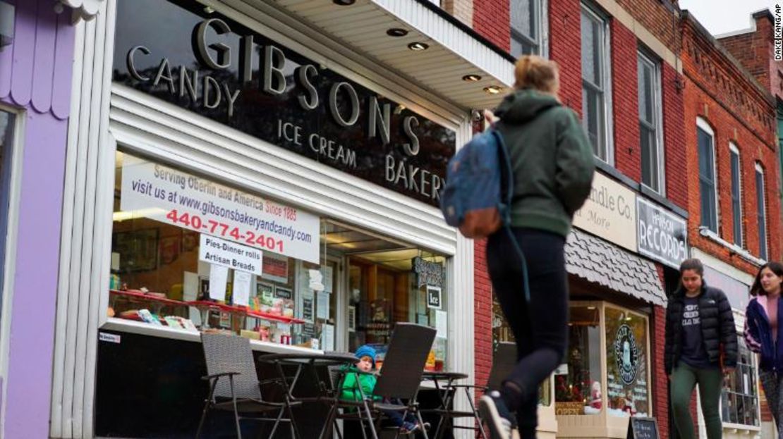 La tienda dijo que la difamación y los boicots de Oberlin han tenido un "efecto devastador en Gibson's Bakery y en la familia Gibson".