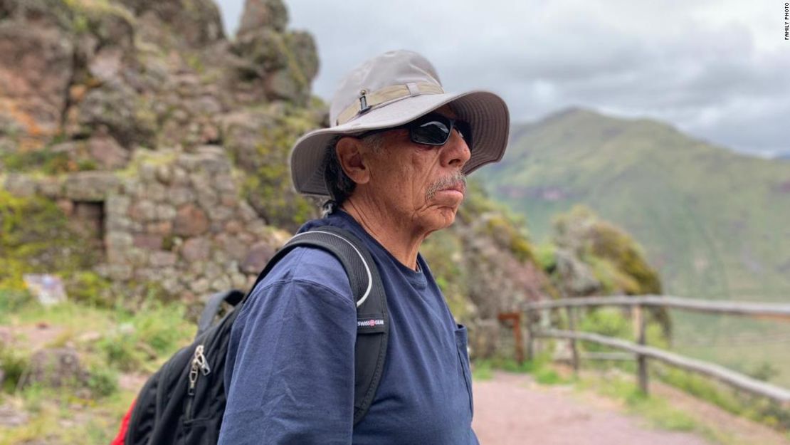 Carlos Valpeoz toma un descanso después de caminar alrededor del parque arqueológico de Pisac. Él ha estado buscando a su hija en Perú desde que ella desapareció.