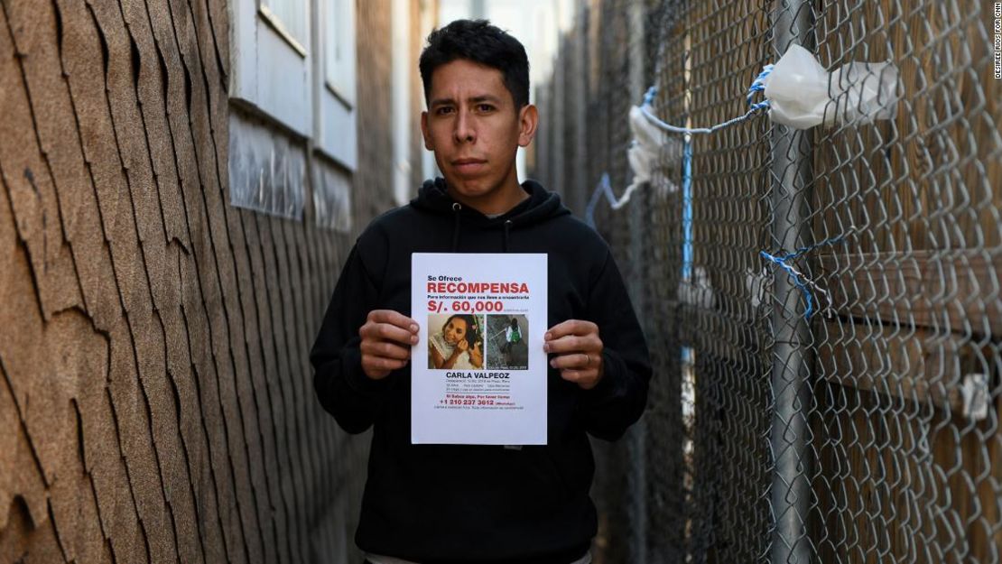 Carlos Jr. sostiene un folleto en el que se ofrece una recompensa en el callejón de Brooklyn donde vio a su hermana desaparecida en persona por última vez.