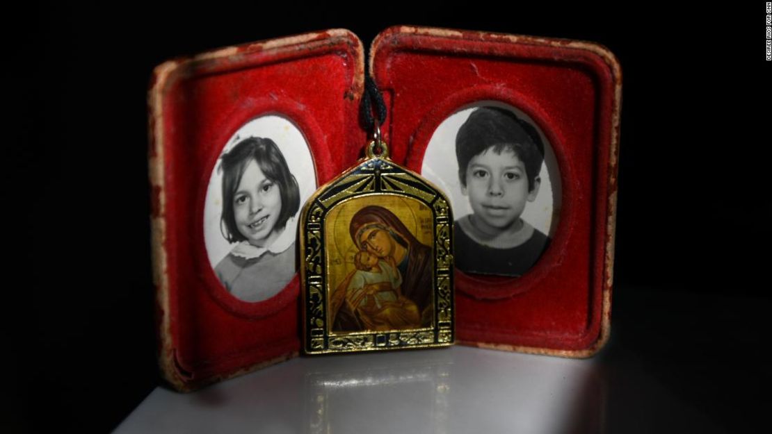 Fotografías de la infancia de los hermanos Carla y Carlos Jr. Su madre lleva esas fotografías y un colgante con la imagen de la virgen María adonde quiera que va.