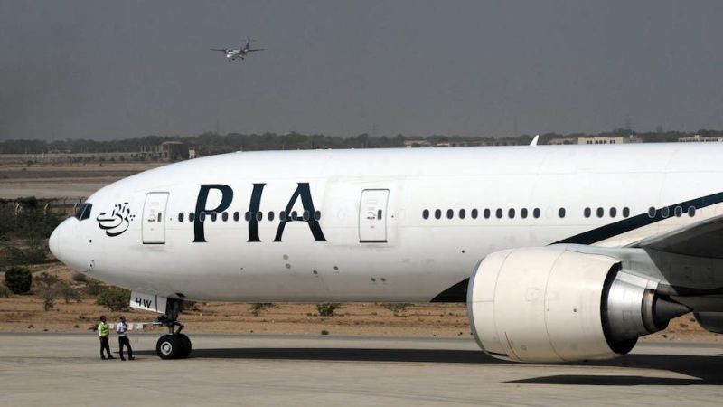 Un pasajero abrió por error la puerta de emergencia de un avión; pensó que era el baño | cnn