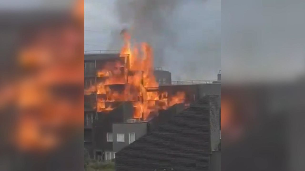 CNNE 658887 - un incendio en un edificio causo panico en londres