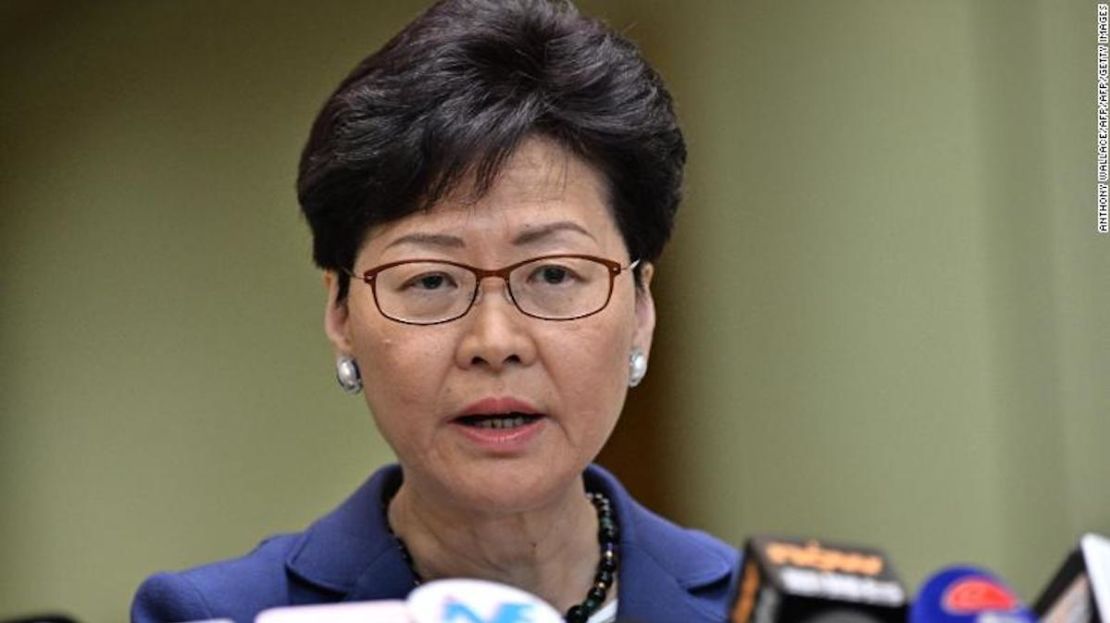 La presidenta ejecutiva, Carrie Lam, celebra una conferencia de prensa en Hong Kong el 10 de junio de 2019, un día después de que la ciudad fuera testigo de su mayor protesta callejera en al menos 15 años, mientras las multitudes se agrupaban en contra de los planes para permitir la extradición a China.