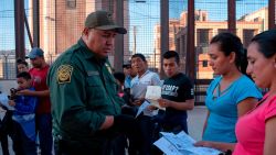 CNNE 659113 - migrantes esperan en la frontera de guatemala y mexico