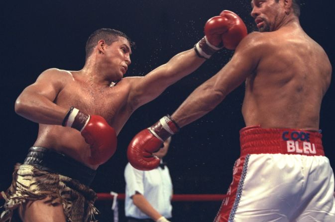 Héctor Camacho: El 20 de noviembre de 2012, el auto en el que se encontraba el boxeador puertorriqueño fue baleado supuestamente por dos hombres frente a un bar en Bayamón, Puerto Rico. El conductor del auto recibió dos disparos y murió. Camacho fue diagnosticado con muerte cerebral y murió en un hospital local cuatro días después.