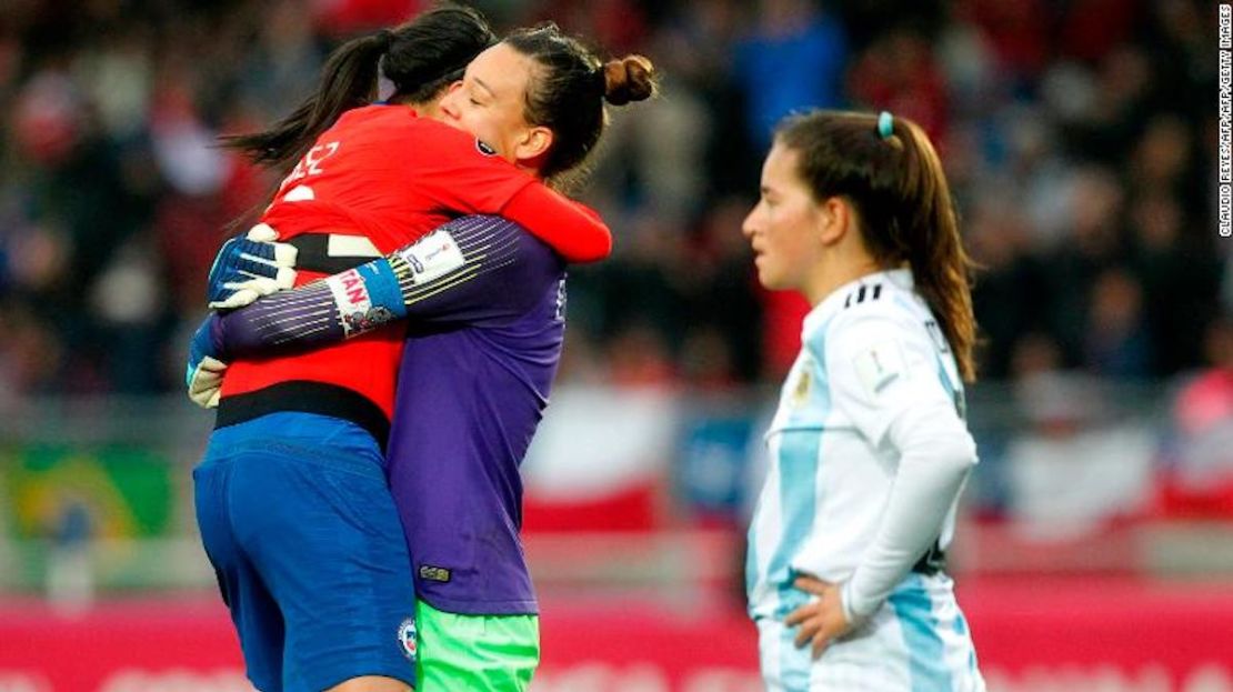 Christiane Endler celebra la clasificación de Chile a su primera Copa Mundial Femenina.