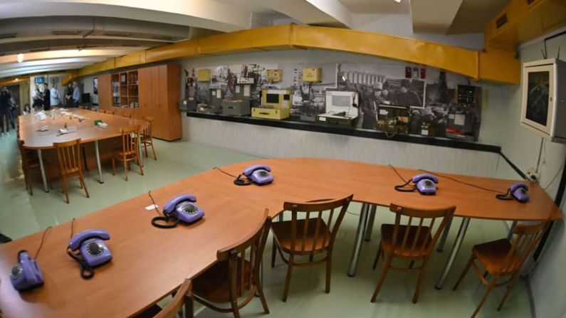 Viajes guiados — La sala de reuniones en el refugio subterráneo de la central nuclear de Chernobyl también está abierta a los visitantes. (Genya Savilov / AFP / Getty Images).