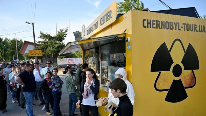 Oleada de visitantes —Operadores turísticos locales dicen que el interés en la planta de energía nuclear de Chernobyl ha aumentado desde el lanzamiento del programa "Chernobyl" de HBO. (Genya Savilov / AFP / Getty Images).