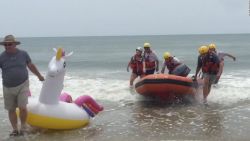 CNNE 659472 - rescatan a un nino arrastrado al mar en un inflable