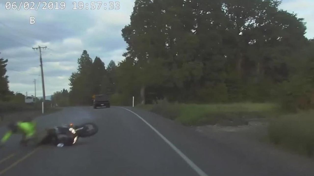 CNNE 659533 - una motocicleta choca contra una patrulla en oregon