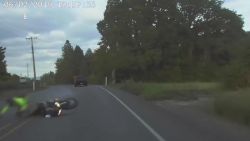 CNNE 659533 - una motocicleta choca contra una patrulla en oregon