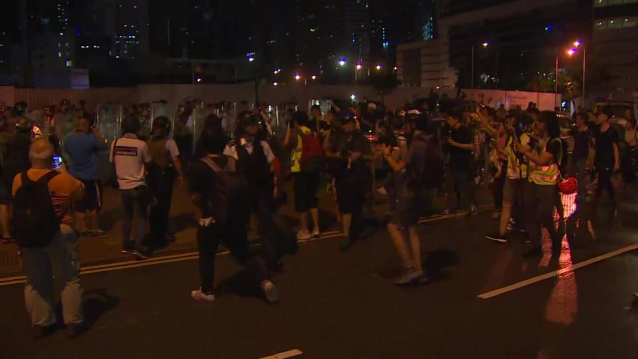 CNNE 659535 - policia custodia el parlamento de hong kong