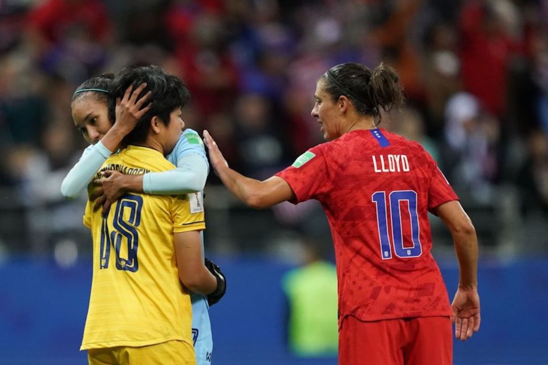 Las jugadoras de Tailandia se consuelan tras su derrota contra Estados Unidos.