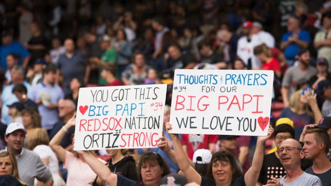 Fanáticos de los Red Sox muestran su apoyo a David Ortiz.