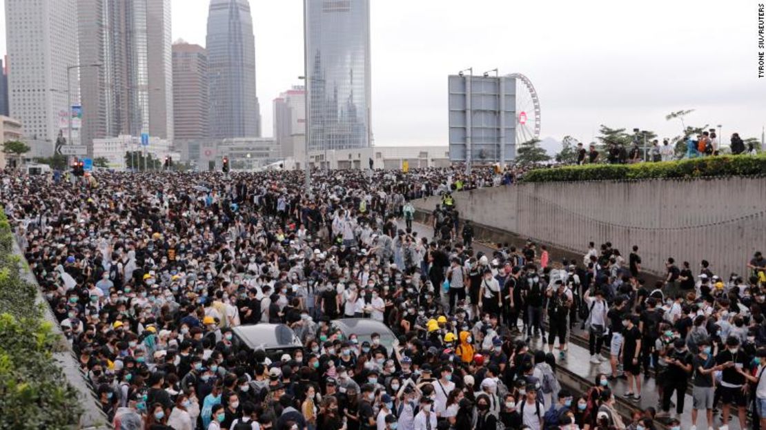 Manifestantes marchan contra la propuesta de ley de extradición en Hong Kong.