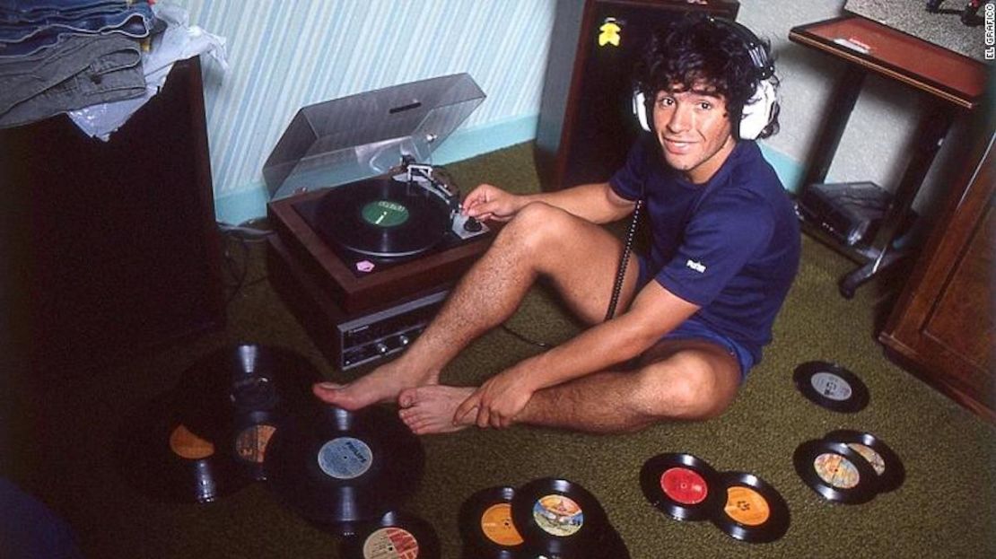 Maradona escuchando discos en su casa.