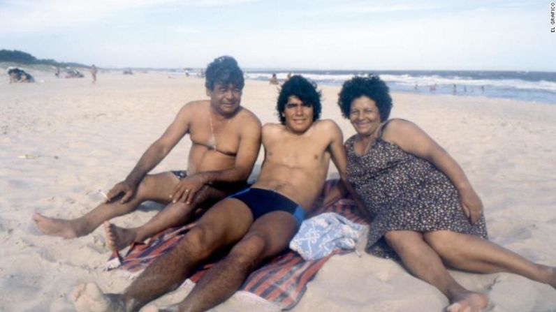 Según Maradona, el fútbol fue su "salvación" que lo sacó a él ya su familia de la pobreza cuando ascendió en las filas de Argentinos Junior y Boca Juniors. En esta foto, aparece Diego con sus padres en la playa.