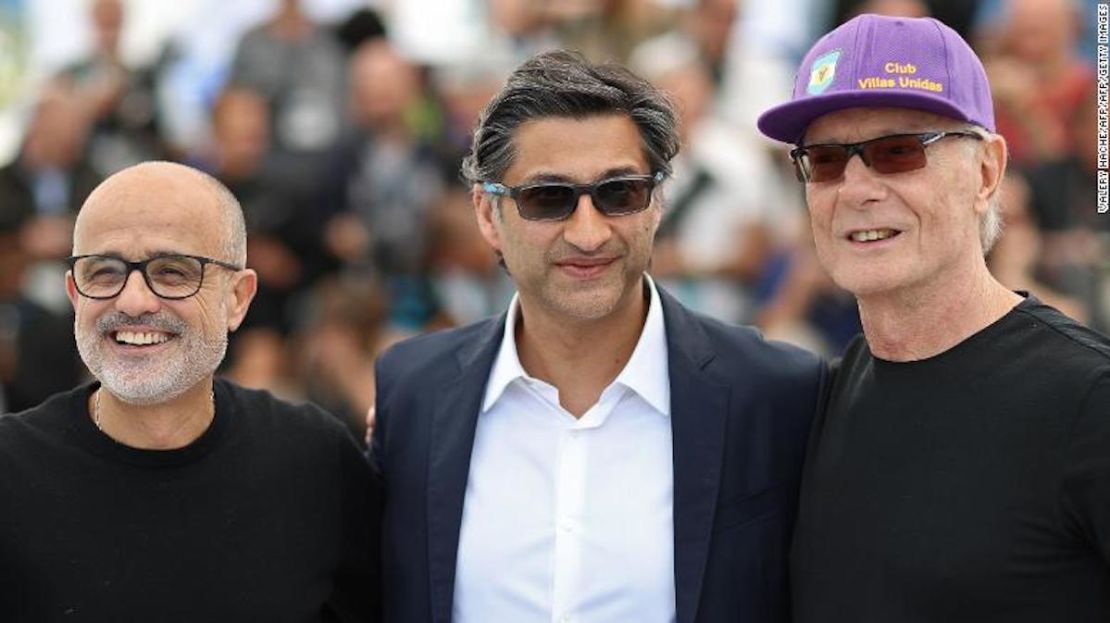 El periodista argentino Daniel Arcucci, el director británico Asif Kapadia y el exentrenador de Maradona, Fernando Signorini, posan durante la presentación del documental Diego Maradona en la 72 edición del Festival de Cine de Cannes.