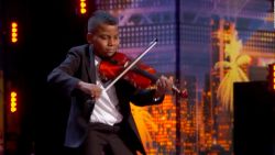 CNNE 659956 - el violinista que conmovio a simon cowell