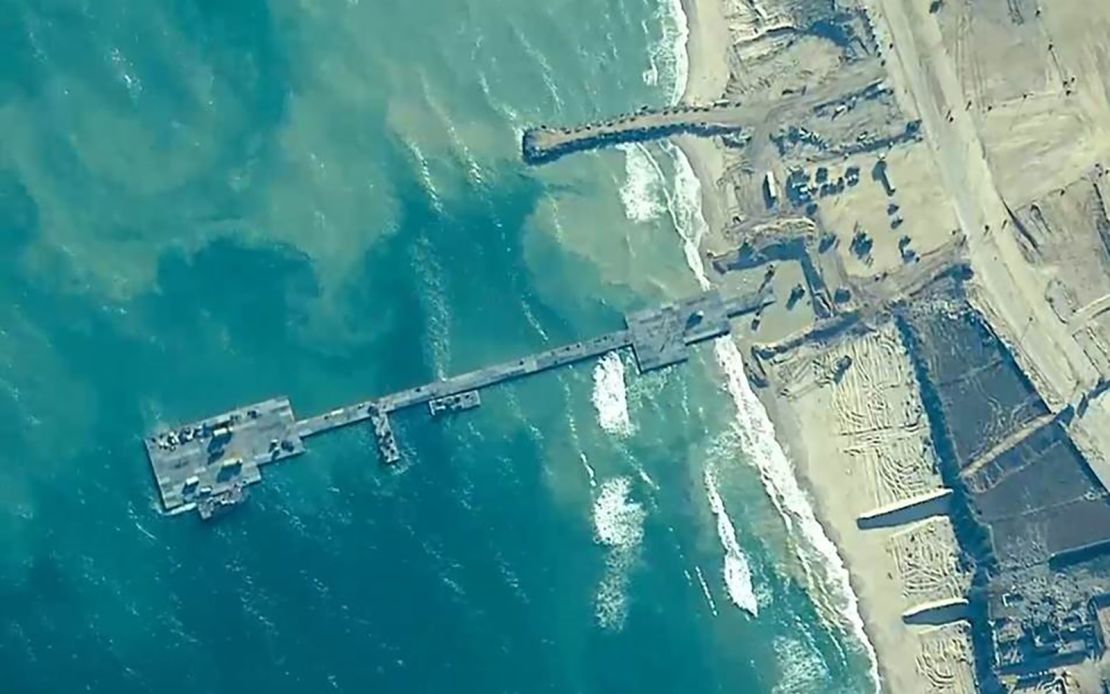 En esta fotografía aérea publicada por el Departamento de Defensa, soldados del ejército estadounidense asignados a la 7.ª Brigada de Transporte, marineros de la Armada estadounidense asignados al Batallón de Construcción Anfibio 1 y las Fuerzas de Defensa de Israel emplazan el muelle Trident en la costa de Gaza el 16 de mayo.
