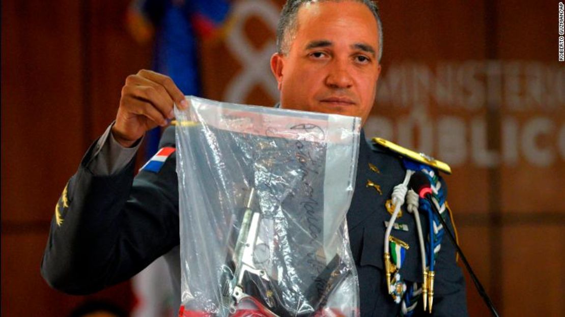 Ney Aldrin Bautista, director de la policía de República Dominicana, muestra el arma utilizada en el ataque a David Ortiz.